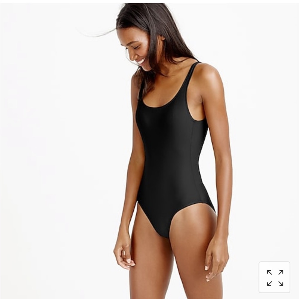 Navy blue plunging scoop-back bath suit